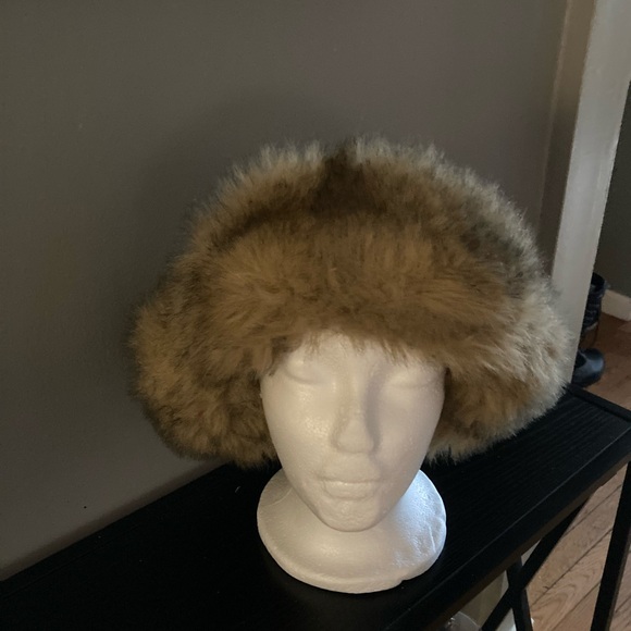 Like New!! In Excellent Condition! U3i Faux Fur and Camo Trapper Hat - Picture 2 of 10